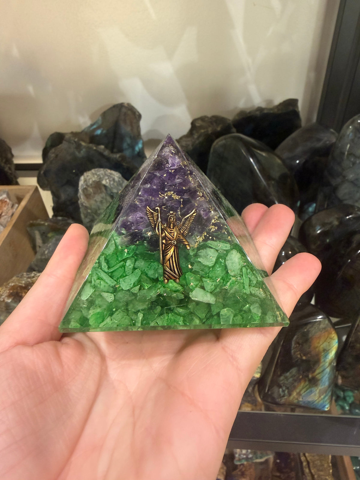 Pyramide verte et violette