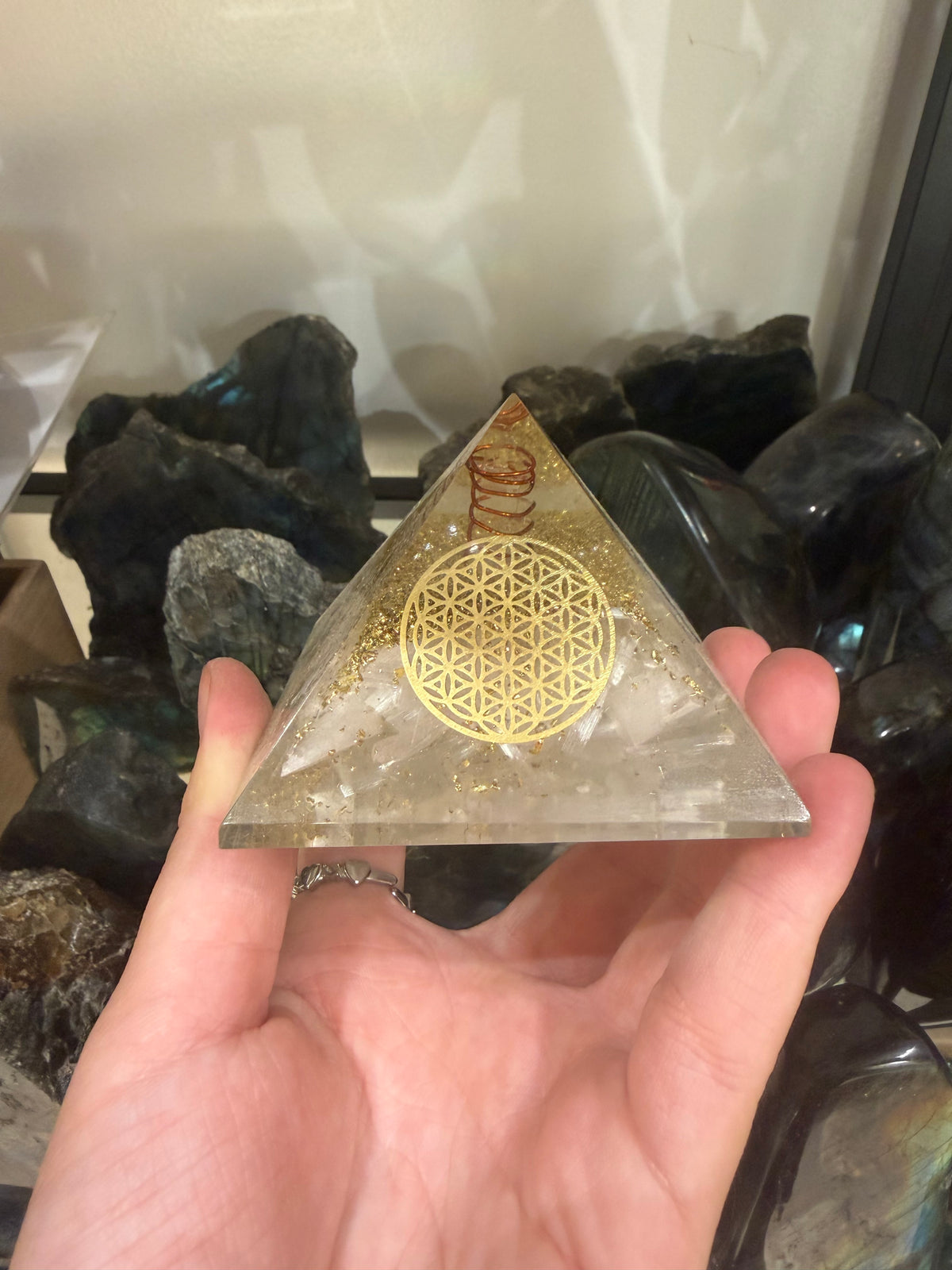 Pyramide blanche et dorée