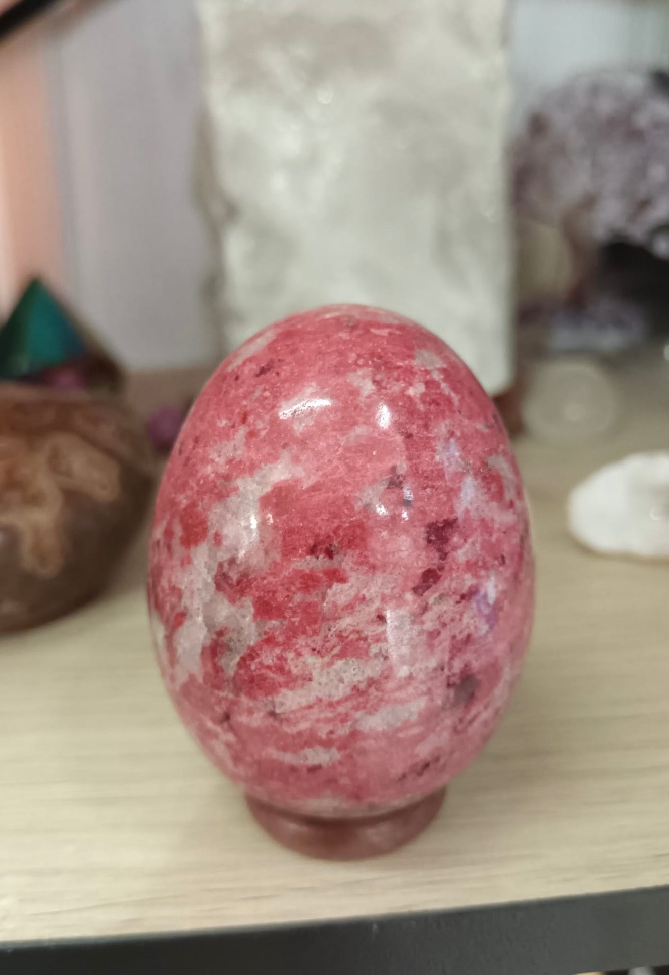 Œuf en Zoïsite rose (Thulite)