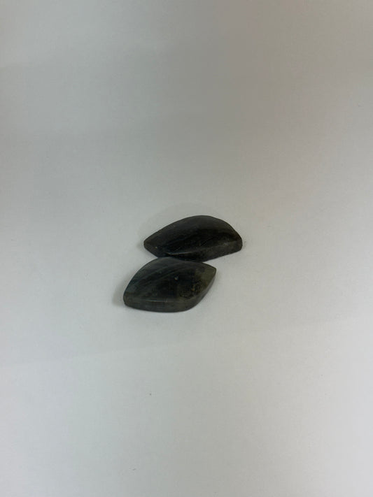 Pierre sculptée – Labradorite (forme feuille) – 1 pièce