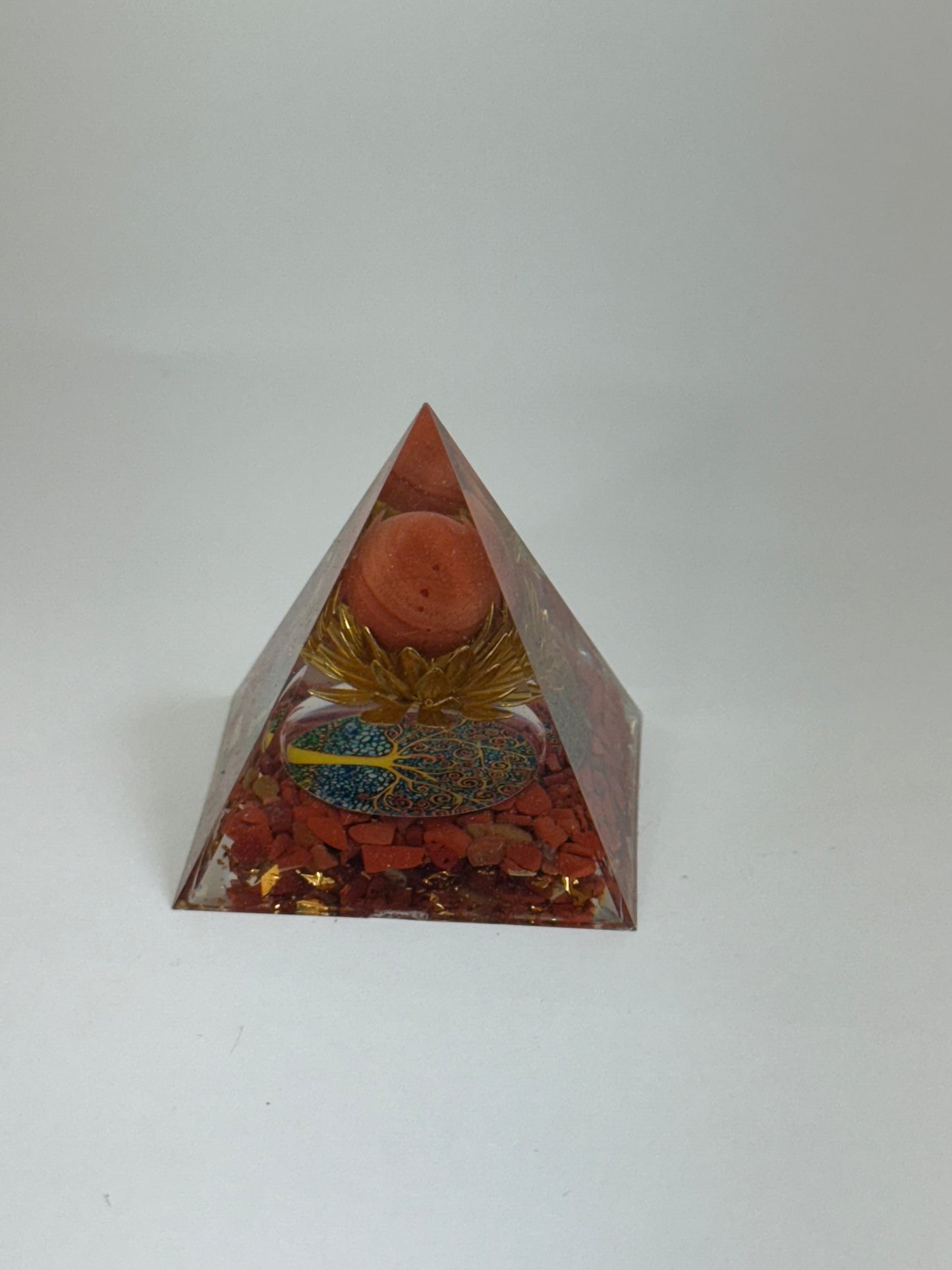 Pyramide orgonite – Jaspe rouge & Fleur de Vie