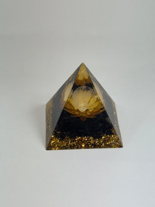 Pyramide orgonite – Obsidienne noire & Fleur dorée