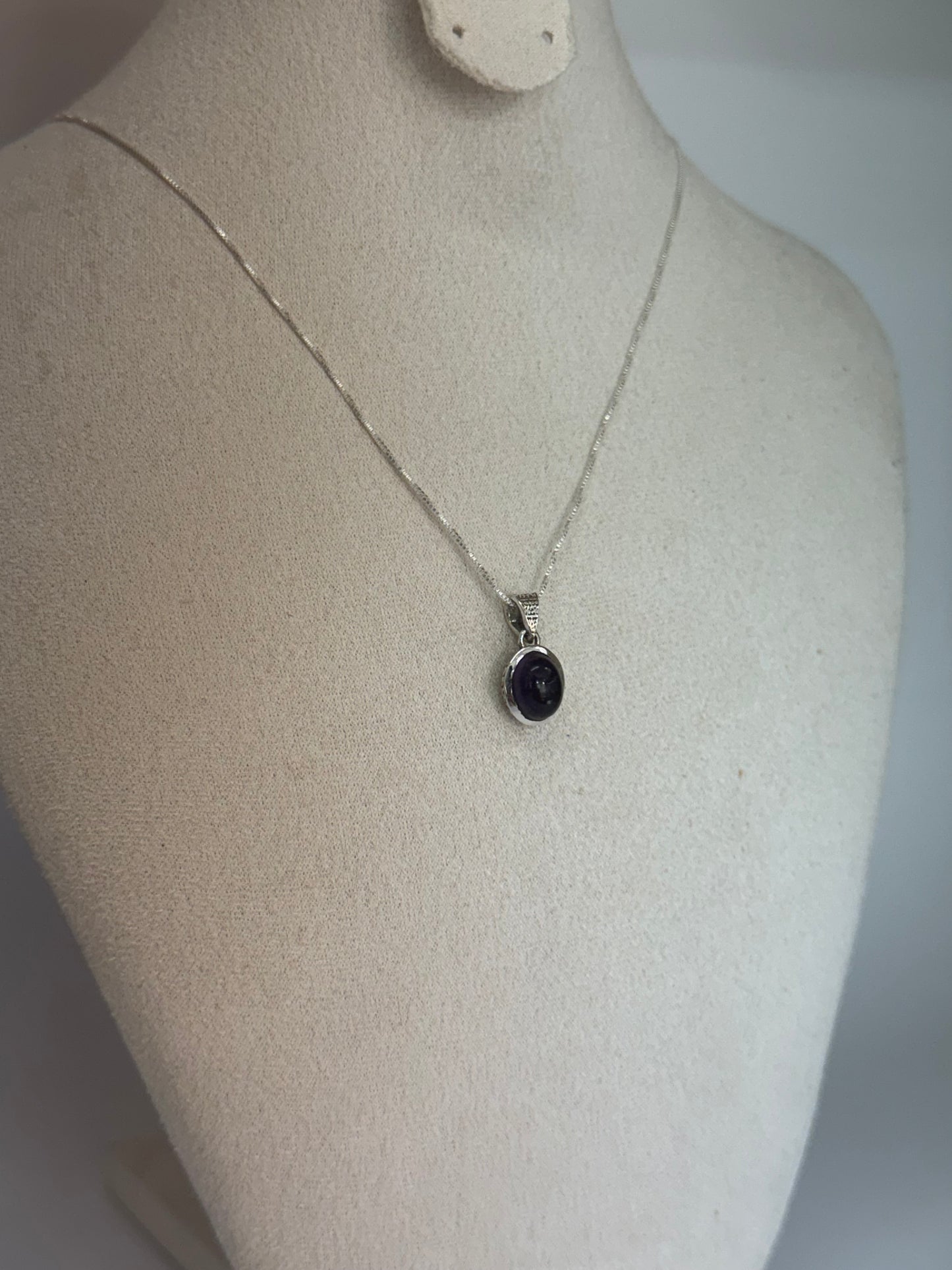Pendentif en Améthyste – Élégance & Équilibre