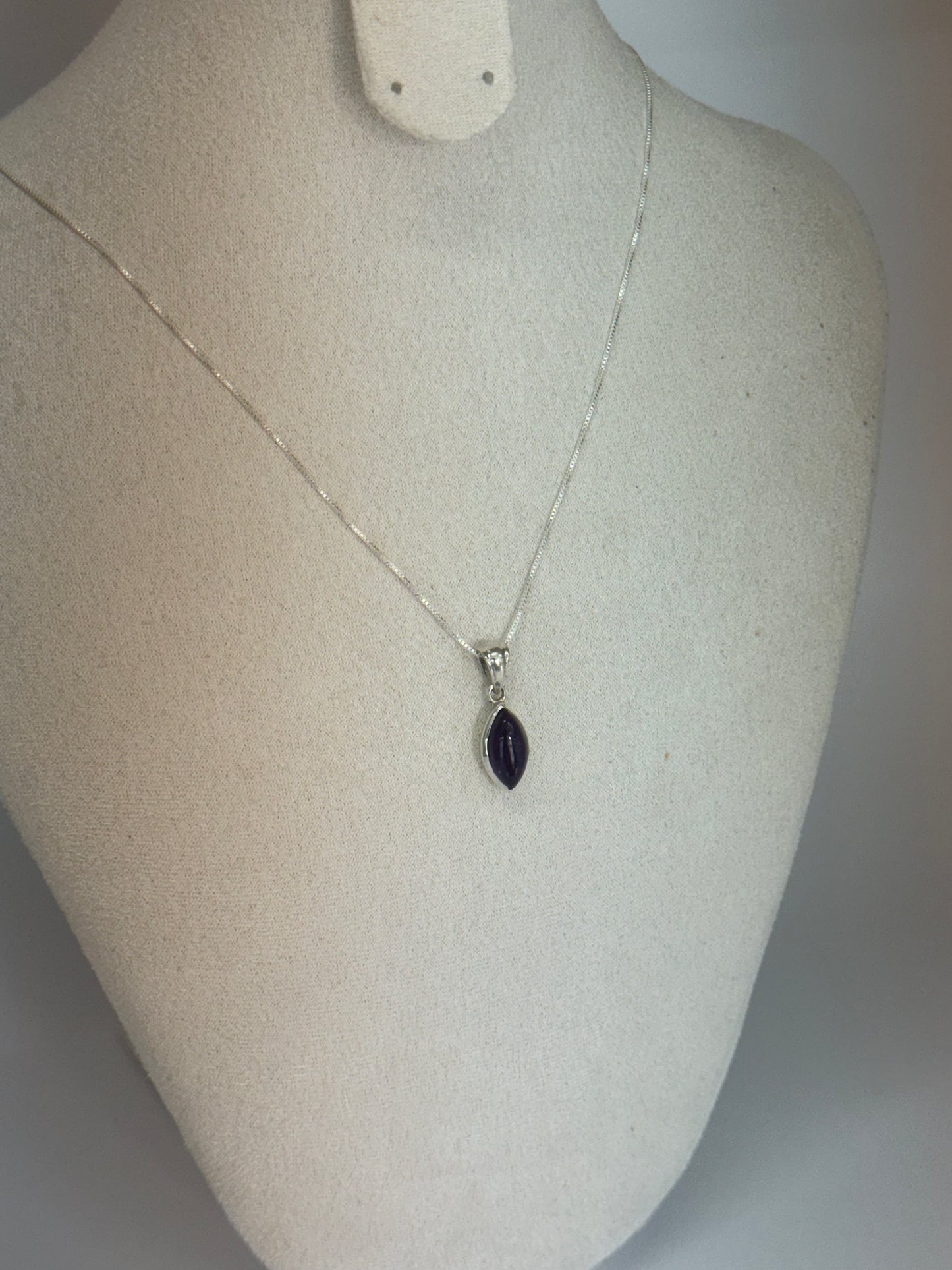 Pendentif Améthyste – Élégance en Forme de Navette