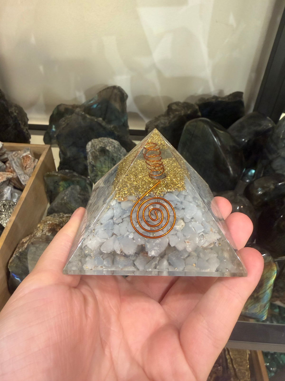 Pyramide grise et dorée