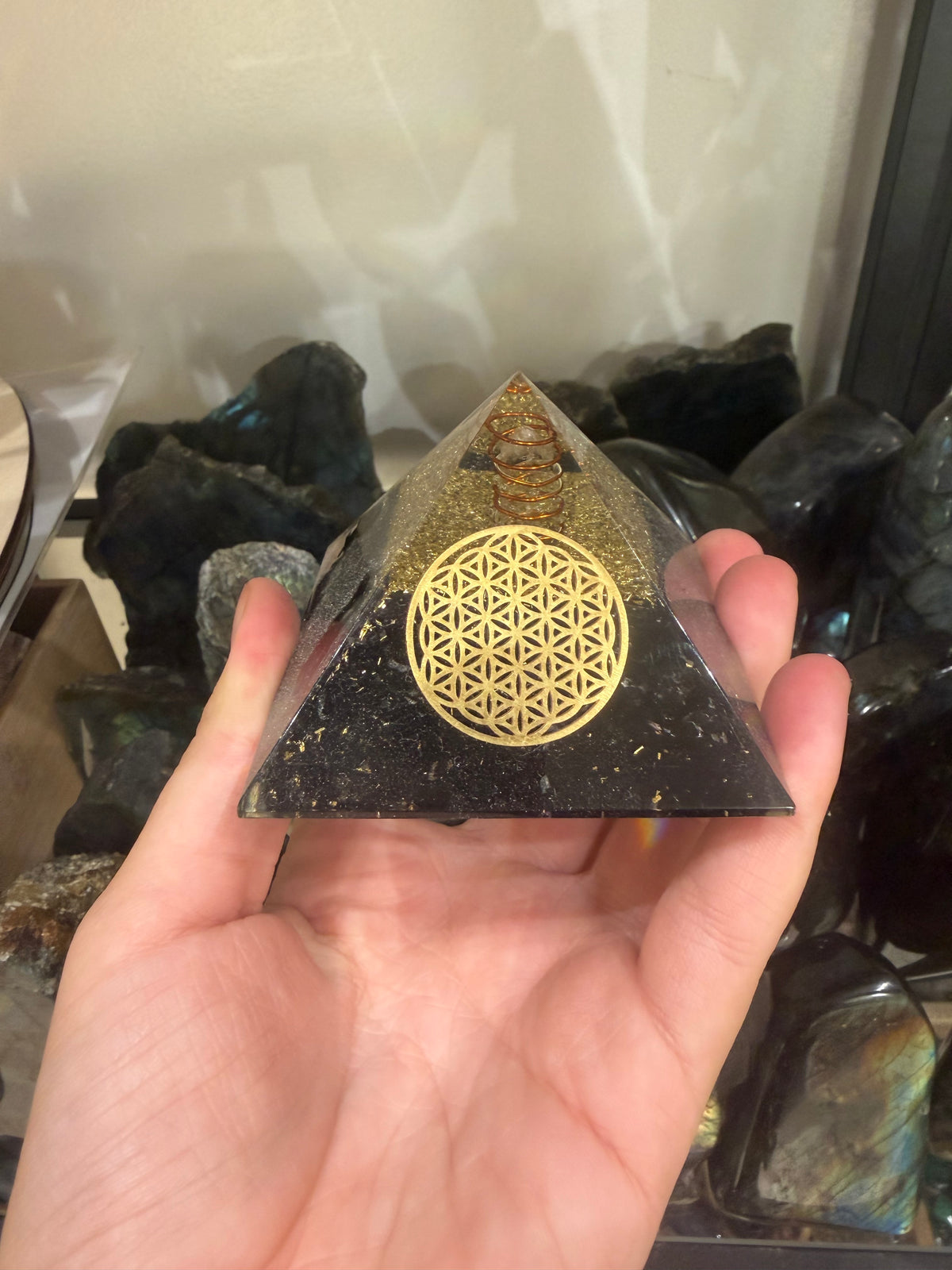 Pyramide noire et dorée